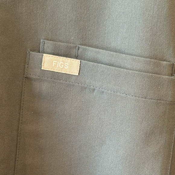 FIGS Men’s Leon Navy Blue Three Pocket Scrub Top Short Sleeve Size Small - Picture 3 of 7